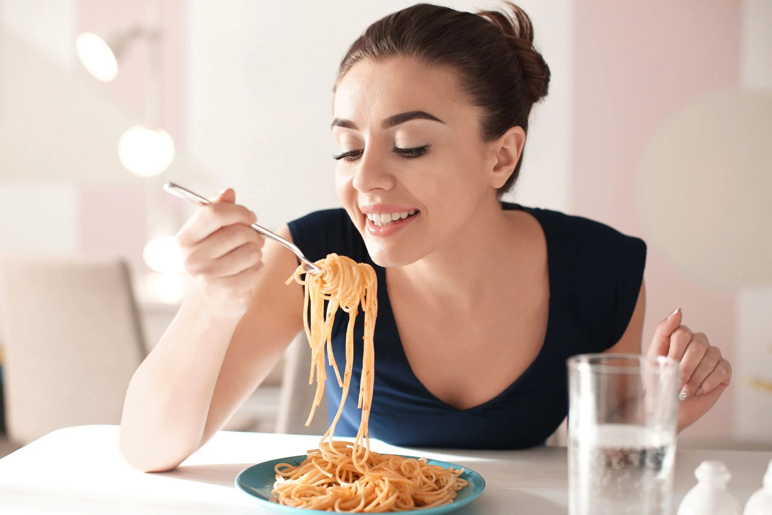 Chica comiendo sin problema-Bajá de peso sin dietas restrictivas. Viví mejor.